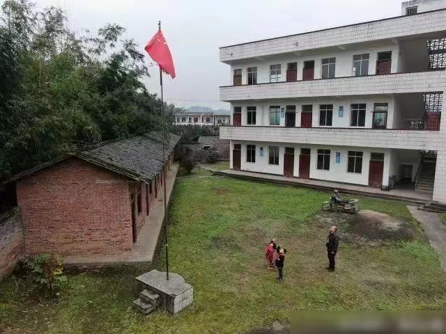 【茶韵文学诗社】2022—013《乡村的学校》作者黄云刚 主播金山 编辑制作刘林丽(图2)