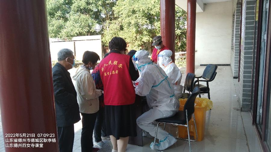 志愿者助力核酸检测赢民心