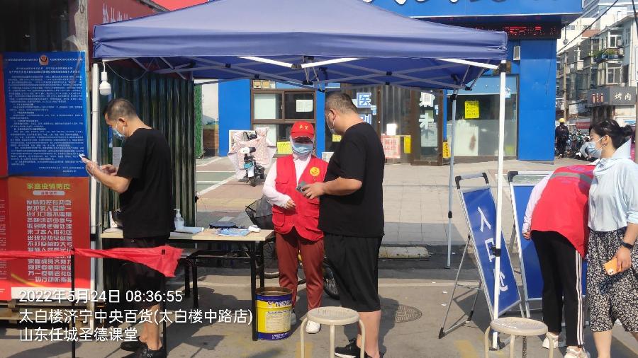 贴心服务民众核检 书写志愿服务篇章(图2)