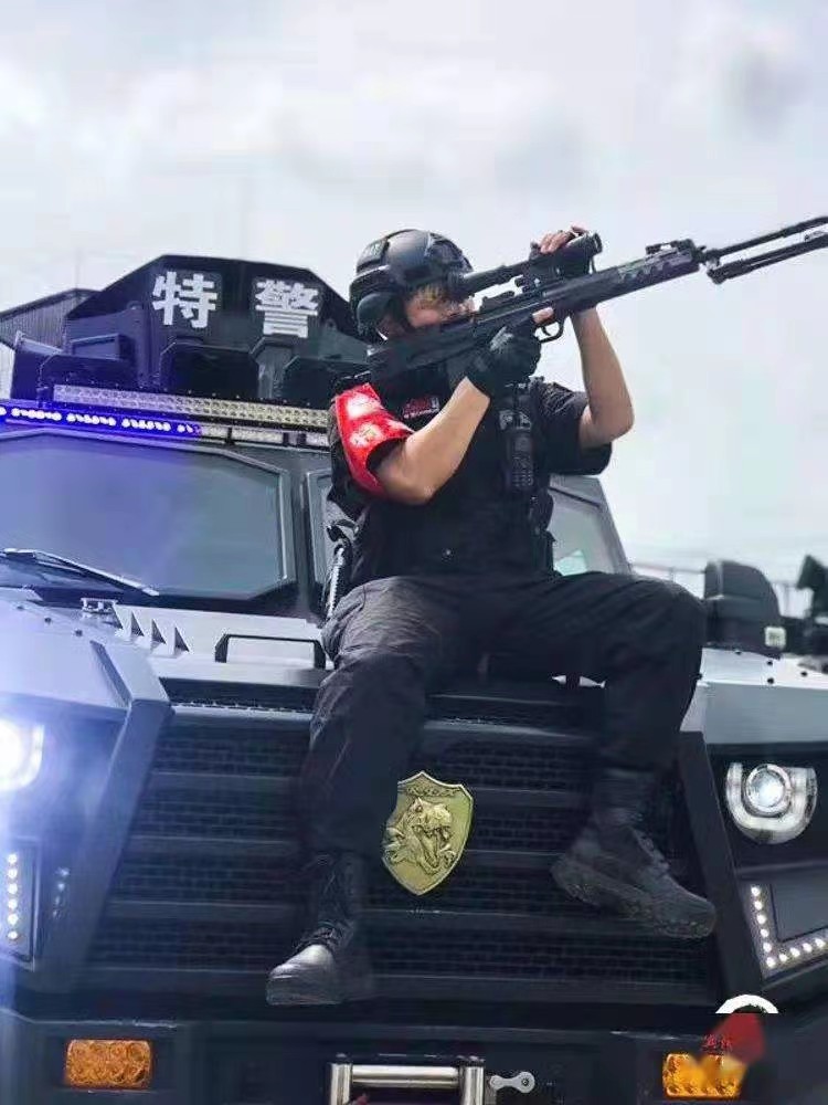 警察颂歌：贺宝璇·李文亚作词｜熊瑞林作曲｜黄峥演唱｜海外头条（图10）