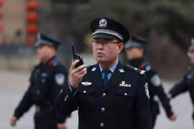 警察颂歌：贺宝璇·李文亚作词｜熊瑞林作曲｜黄峥演唱｜海外头条（图9）