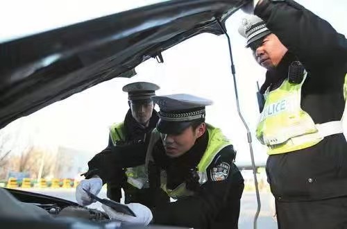 警察颂歌：贺宝璇·李文亚作词｜熊瑞林作曲｜黄峥演唱｜海外头条（图14）