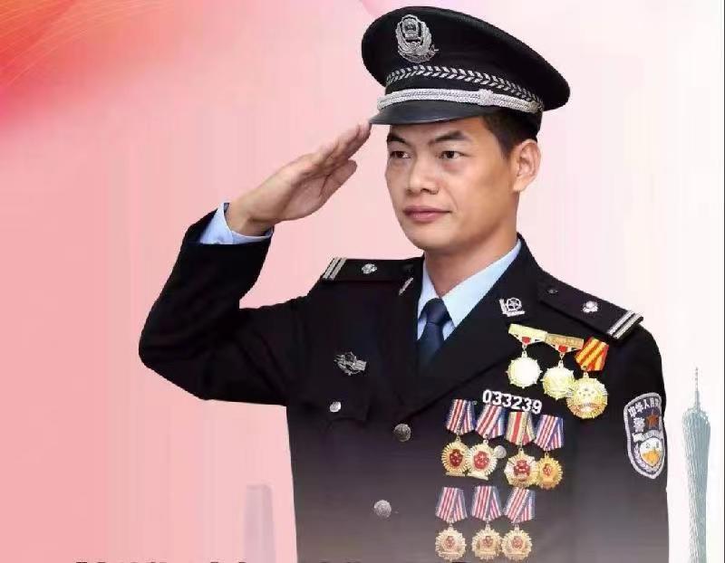 警察颂歌：贺宝璇·李文亚作词｜熊瑞林作曲｜黄峥演唱｜海外头条（图17）