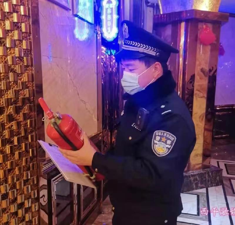 警察颂歌：贺宝璇·李文亚作词｜熊瑞林作曲｜黄峥演唱｜海外头条（图15）