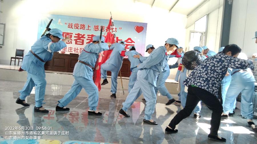 战疫情表彰大会 志愿演绎红歌舞(图3)