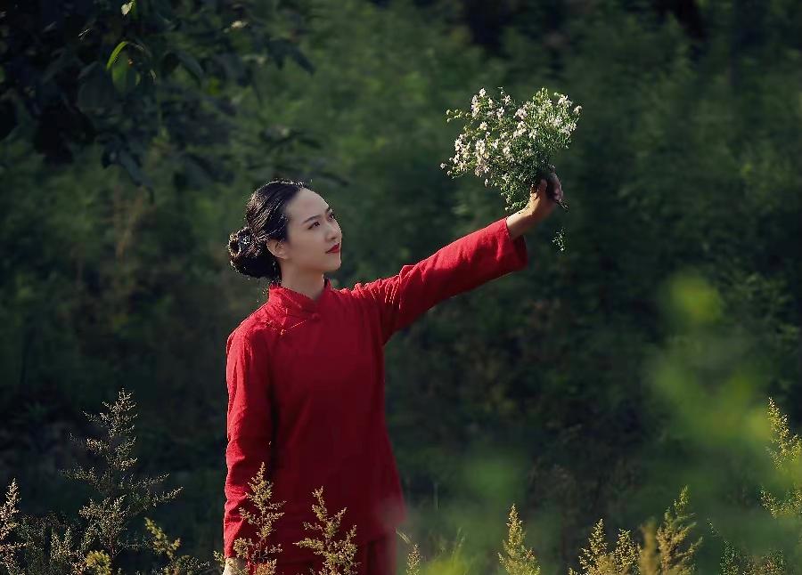 【新诗大观】花婶美得像朵花||文/沈五群