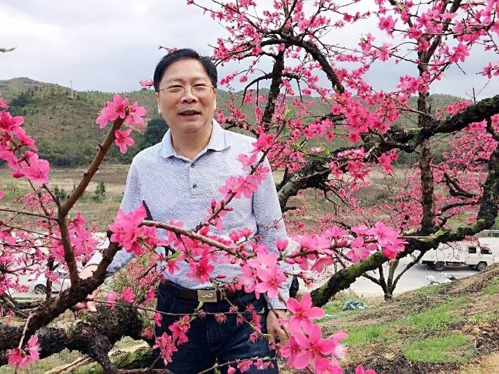 中国作家 ‖ 熊英／诗：看狗狗表演／书法：太阳天子〔推荐精品〕（图4）