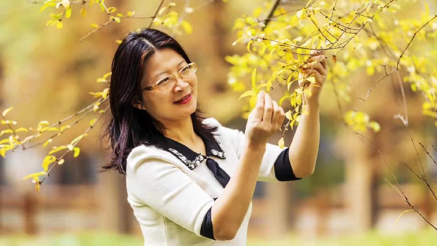 【诗生活】诗海拾贝‖乔木:脊背的光芒（图2）