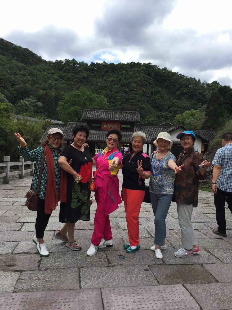 艳青:(1)战友五十载相聚游江南（图8）