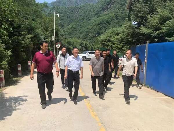 陕旅集团李献峰一行深入骏景索道公司项目一线实地调研(图3)