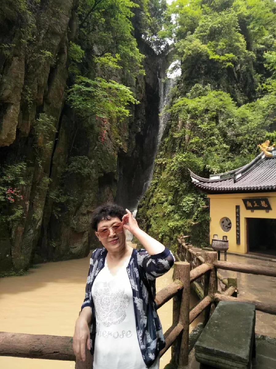 艳青:(1)战友五十载相聚游江南（图54）