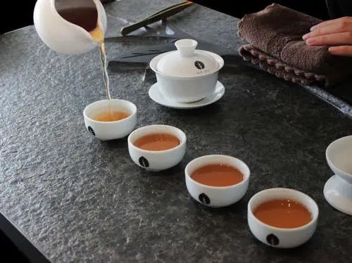 茶倒七分满，留下三分是人情，（看后终于恍然大悟!）普洱茶界