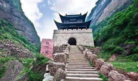 请欣赏九位主播倾情演绎陶蓉散文《只缘身在蜀道中》编辑宋梅【中国长江文学社】中国长江文学平台第3892(图12)
