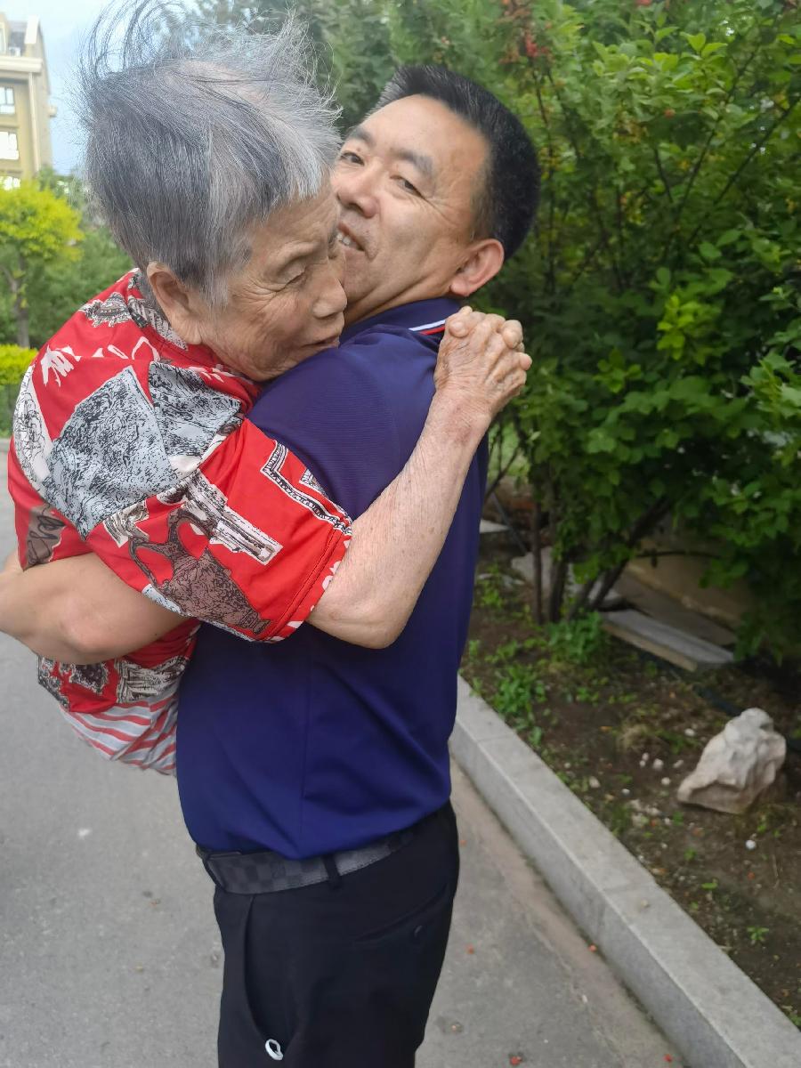 《妈妈的拥抱》作者//杨林小维 朗诵//达威(图3)