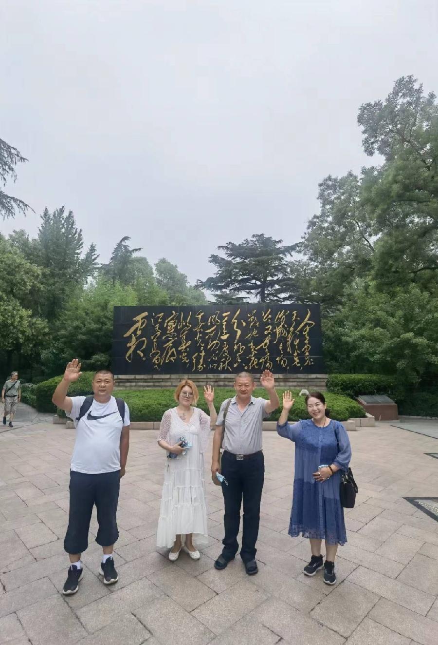 《朋友相聚》作者/朱建新/管玲玲(在线签约优秀诗人.专刊贴)主播/惜缘(华夏诗词文学社)京港澳头条(图5)