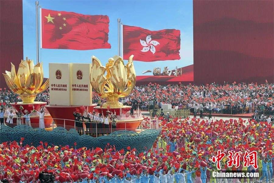 弘华朗诵【五星红旗耀紫荆】作者/五彩云霞