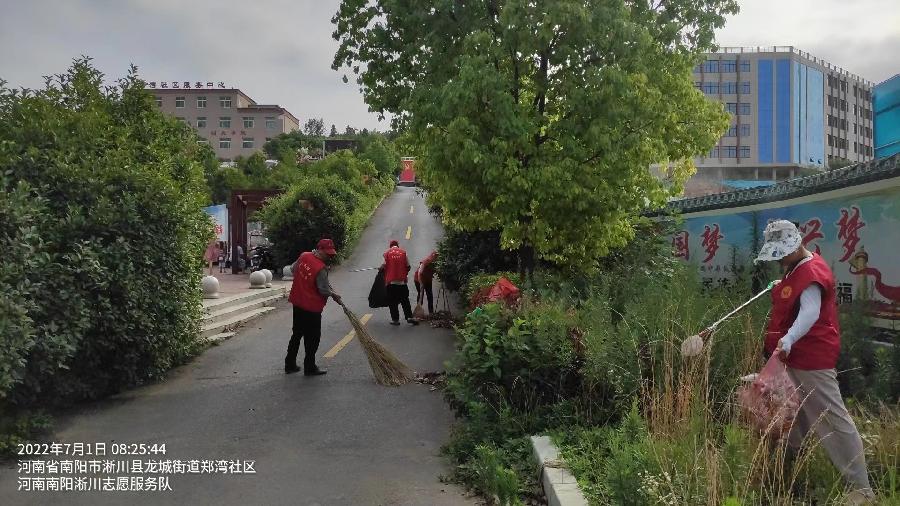 志愿助力城市创卫 汗水献礼党的生日(图2)
