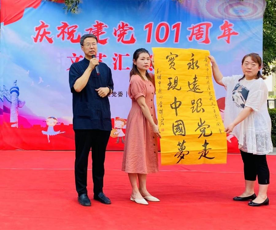 【公益爱心•宏红诗社】《站在鲜艳的党旗下》‖作者: 汪孔周‖合诵: 许世红 张建宏