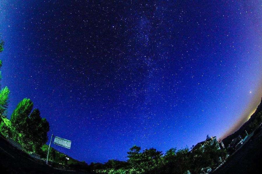 《夏夜的情绪》诗作者/黄彦华、主播/山谷幽兰、编辑/黄金满地。中国文学黄金诗院有声之家。(图5)