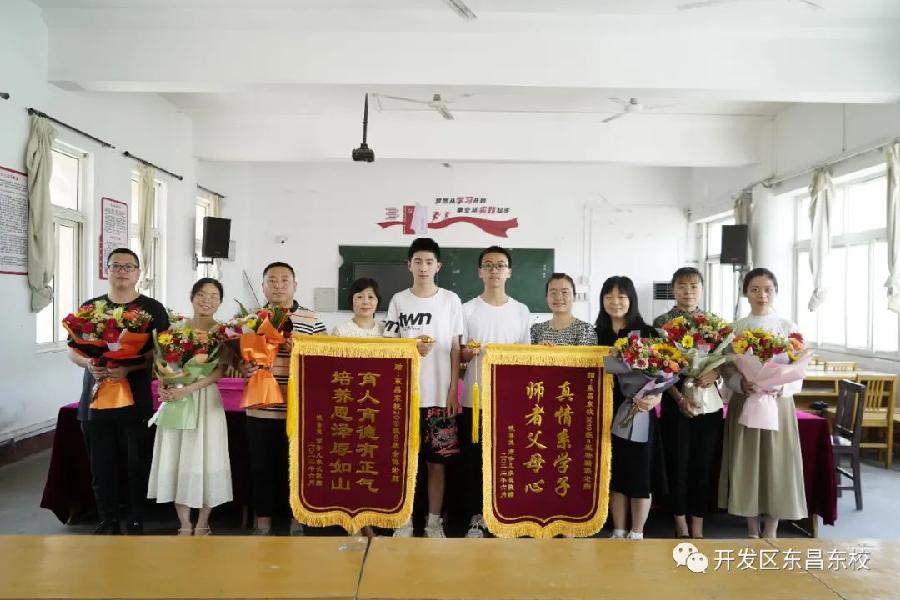 教艺精湛琢璞玉,师爱如春育栋梁——开发区东昌东校2022届毕业生家长代表向校领导、老师赠送锦旗和鲜花