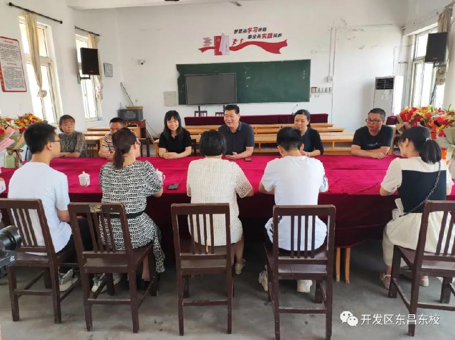教艺精湛琢璞玉,师爱如春育栋梁——开发区东昌东校2022届毕业生家长代表向校领导、老师赠送锦旗和鲜花(图2)