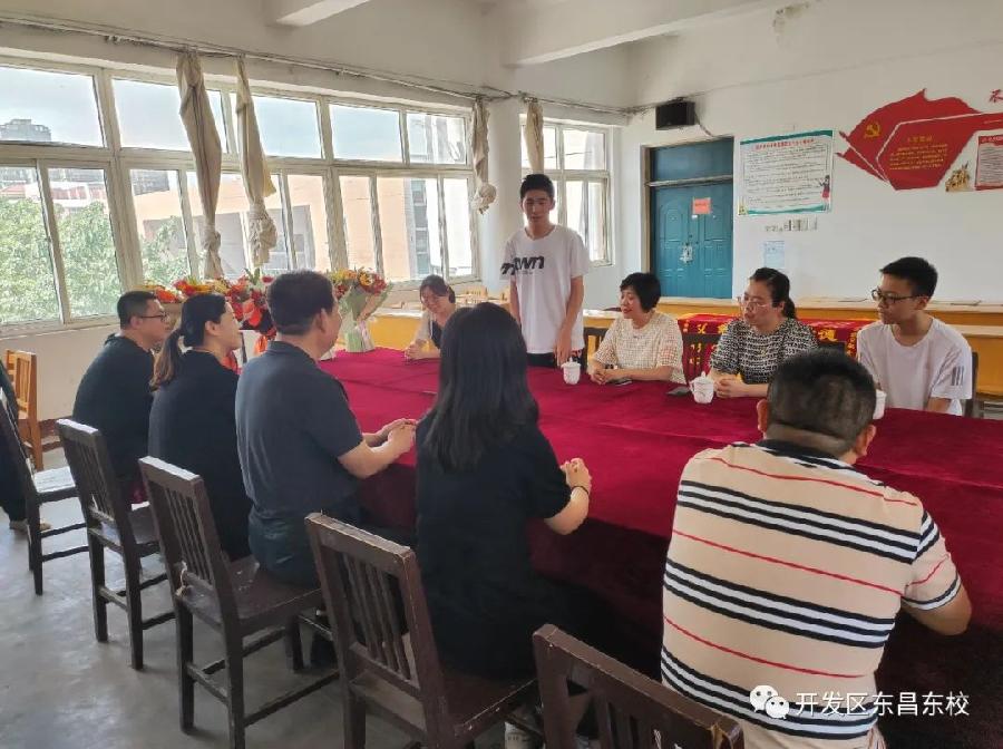 教艺精湛琢璞玉，师爱如春育栋梁——开发区东昌东校2022届毕业生家长代表向校领导、老师赠送锦旗和鲜花（图5）