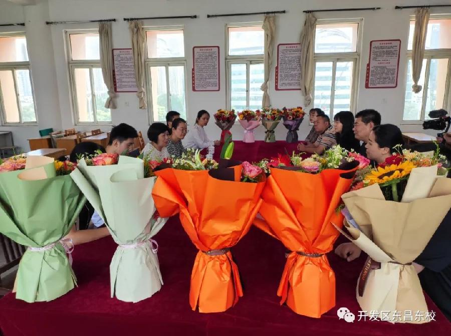 教艺精湛琢璞玉,师爱如春育栋梁——开发区东昌东校2022届毕业生家长代表向校领导、老师赠送锦旗和鲜花(图4)