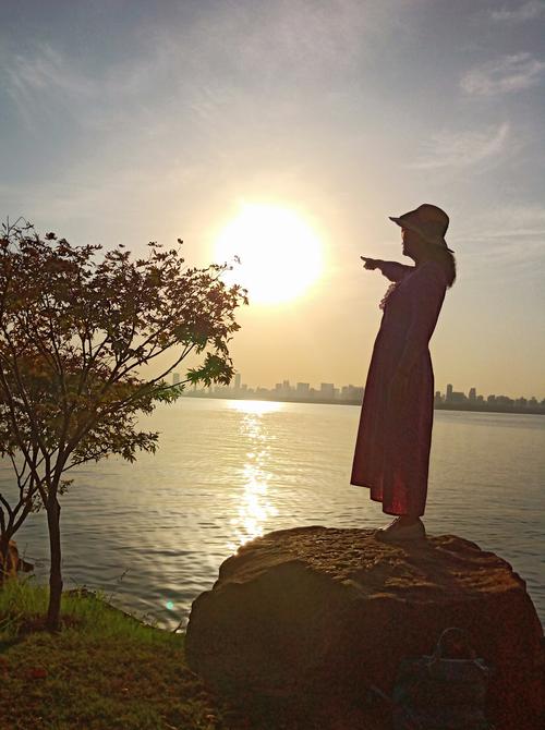 【新山东文学社】《借一抹晚霞与你窗下》作者/褚向平 主播/含笑(图3)