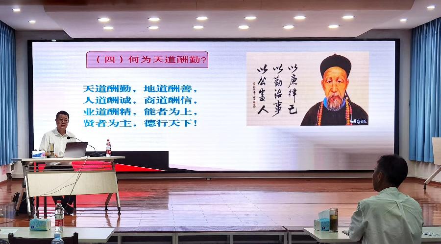 李景中在武汉市军休办授课