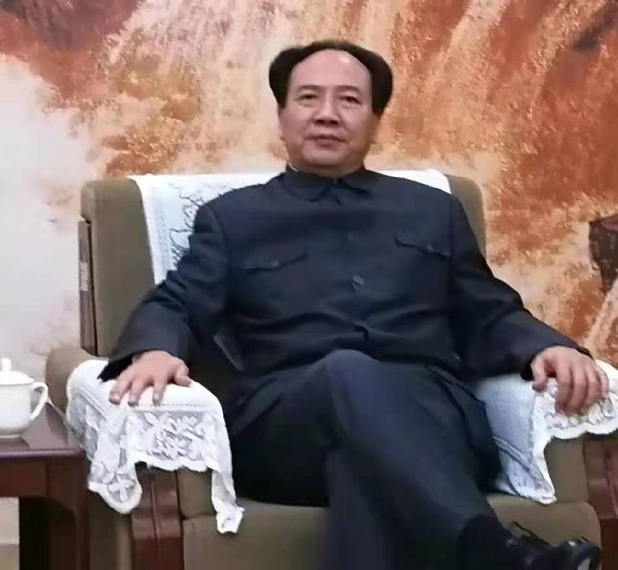 与领袖扮演者张瑞奇合影  何其山（山西太原）
