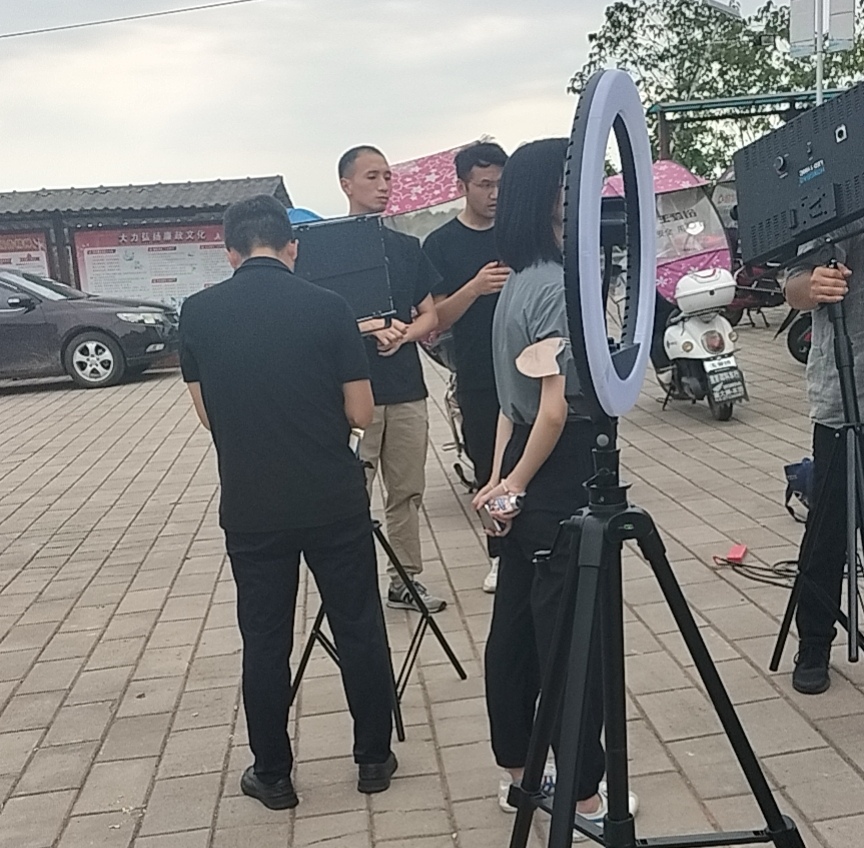 张钧铖《真诚到永远、倾情为民生——为海尔亲民免费公益活动点赞》诵/殷钰（图4）