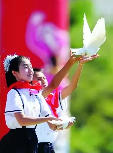 弘华朗诵【我想给明天写首诗】作者/蓝波（图3）