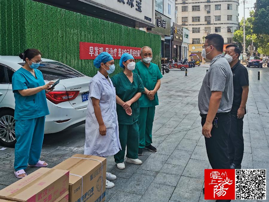 驰援泌阳的新蔡女护士张敏杰：隔空跪拜病逝的父亲