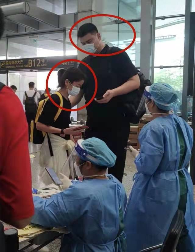 解红-姚明爱女12岁身高近米八喜盼明日星* 文/冯志清(上海)【冰心文化传媒】主编冰心(甘肃)(图3)
