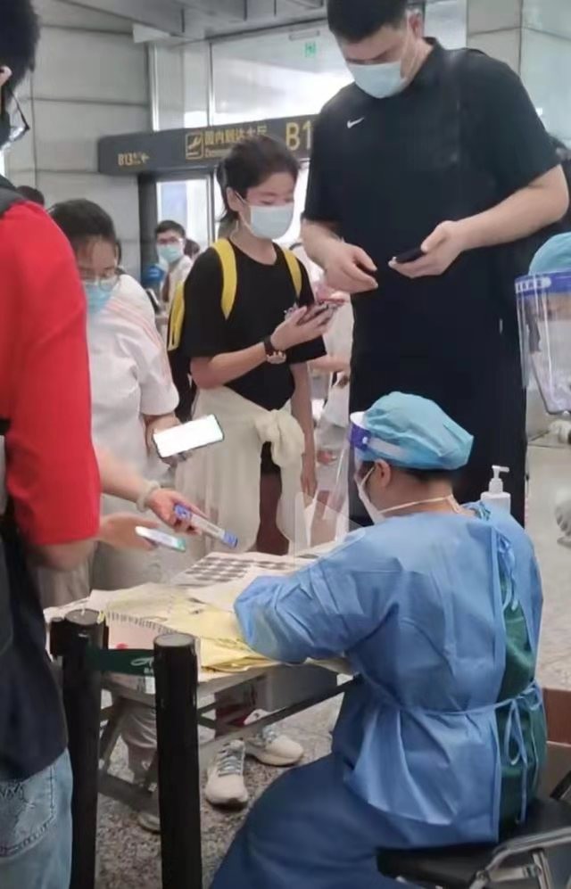 解红-姚明爱女12岁身高近米八喜盼明日星* 文/冯志清(上海)【冰心文化传媒】主编冰心(甘肃)(图4)