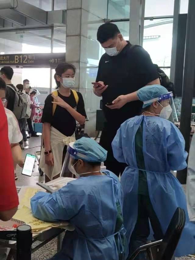 解红-姚明爱女12岁身高近米八喜盼明日星* 文/冯志清(上海)【冰心文化传媒】主编冰心(甘肃)(图7)