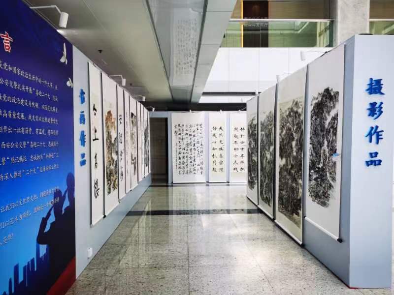 西安市公安局交通警察支队隆重举行“喜迎二十大 忠诚保平安”首届警营文化艺术节书画摄影展揭幕仪式（图3）