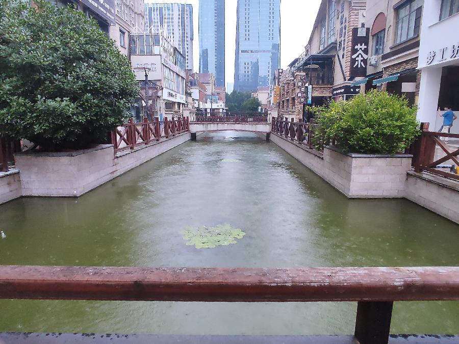 宝龙水系街倚桥看雨 原作/梁立锋（图3）