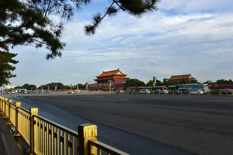[桃源国际诗歌馨声]散文*掠过长安街|作者:陆千巧|主播:芳草青青[总1137期]（图11）