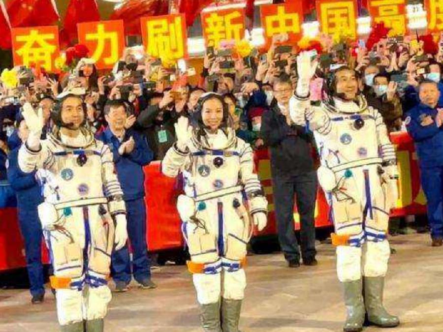 桂林七星区老年大学诗词班命题作业《嵌句“神舟一叶似仙槎”》总第56期(图6)