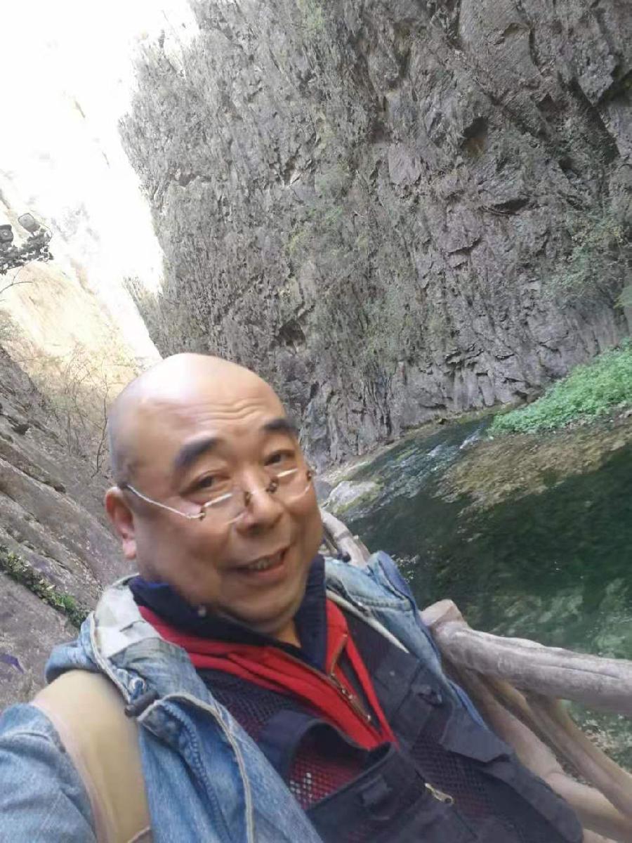【海外诗译】精品双语朗诵《大暑印象》作者|韦光延、英译|吴伟雄、朗诵|鲁跃峰(图7)