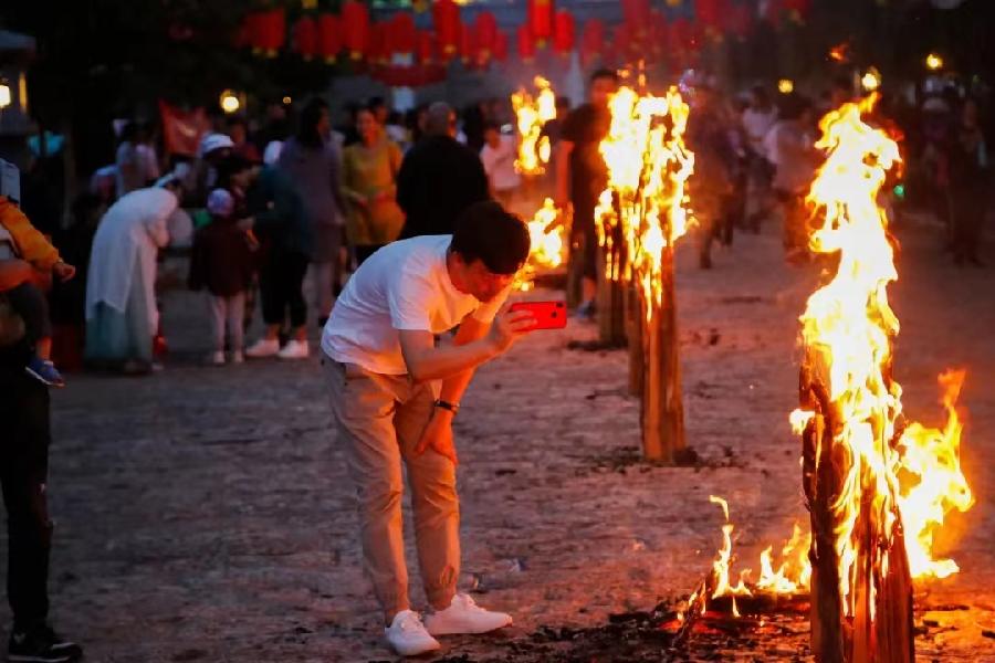 李红芬老师倾情演绎和为剑老师的作品：火把节随想｜海外头条（图7）