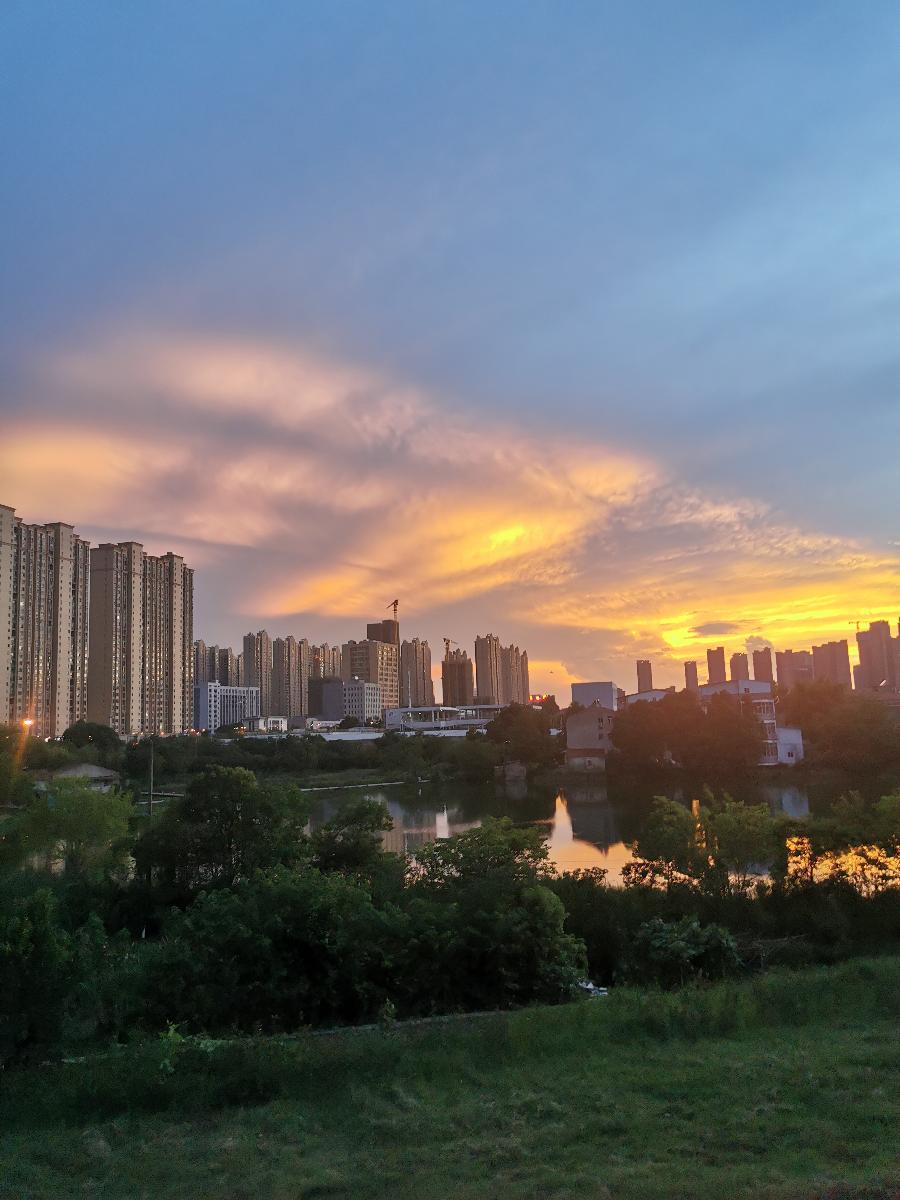 刘定应的《五绝·夏日滠水公园散步观晚霞》（平水韵）