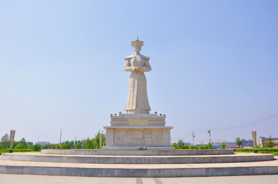 公主岭二十家子有两棵古榆，其中一棵号称“东北榆树王”（图10）