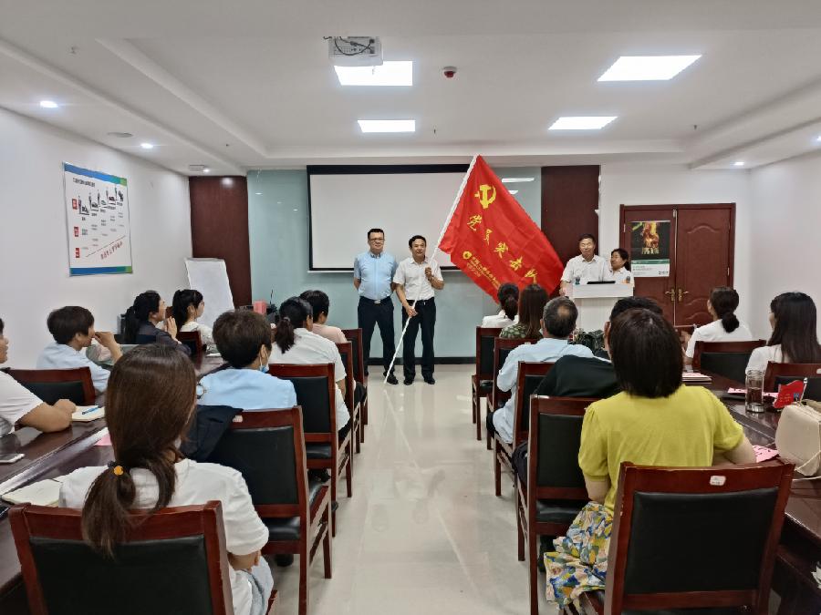 不辱使命勇担当,共产党员打先锋——国寿单县支公司举行党员示范创建授旗颁牌仪式