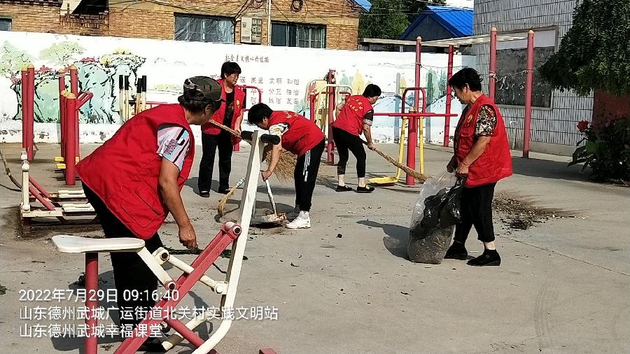 志愿者任劳任怨 服务文明实践站