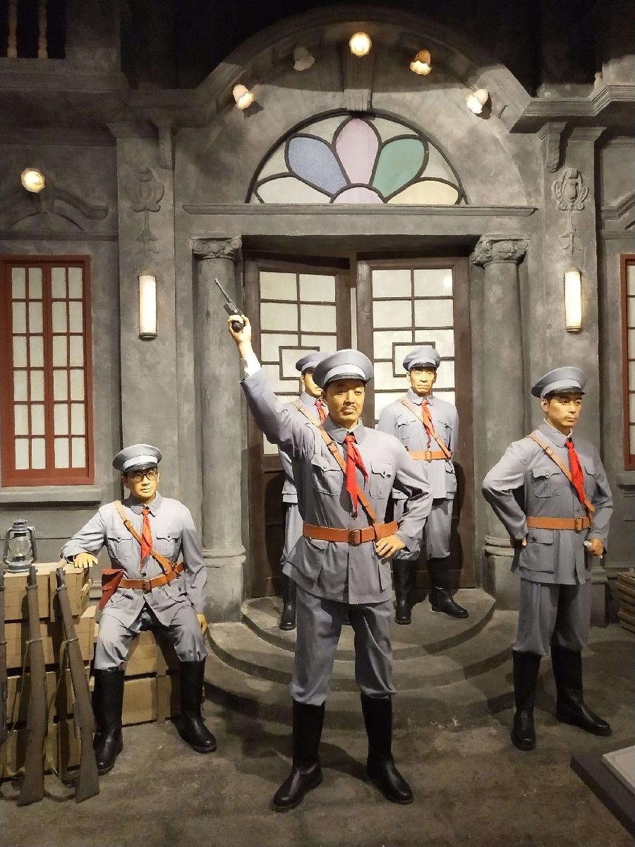 《八月赞歌》实力派诗人/丁心雨、主播/军歌嘹亮。中国文学黄金诗院有声之家。(图4)