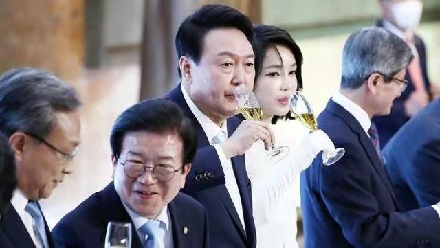 怨回纥-伊锡悦上任73天支持率破3O% 文/冯志清(上海)【冰心文化传媒】主编 冰心(图8)