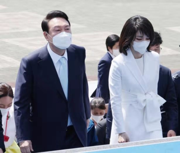 怨回纥-伊锡悦上任73天支持率破3O% 文/冯志清(上海)【冰心文化传媒】主编 冰心(图9)