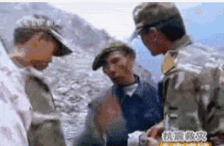 《致敬!铁血军瑰。讴歌!红色经典》“八一”放歌、认证诗人/澎湃的浪、主播/凤珠、黄金诗院有声之家。(图8)